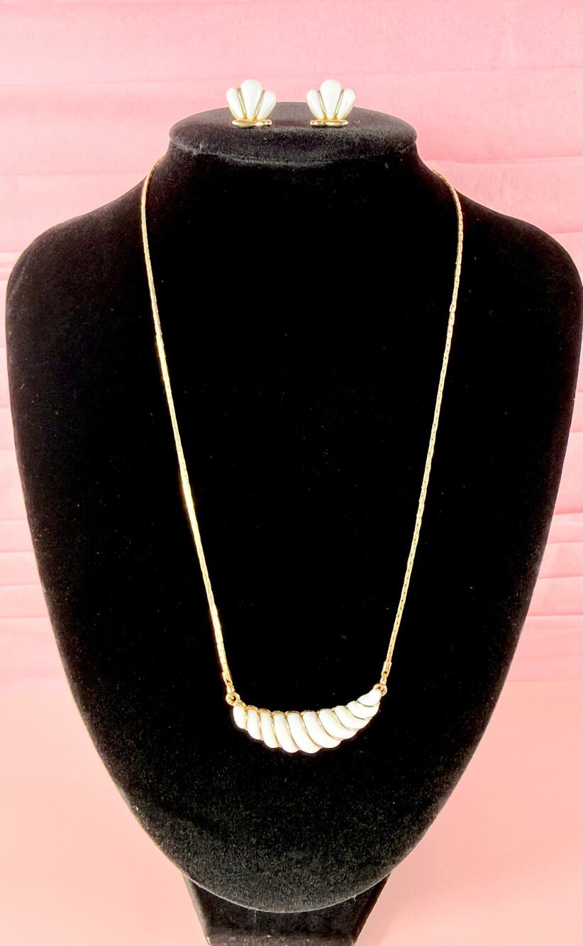 Rare Vintage Avon Gold Tone Gatsby Collection Crescent 16" Necklace Earring Set